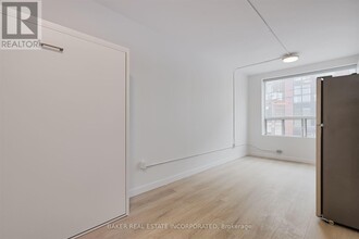 922-922 Queen St E in Toronto, ON - Building Photo - Building Photo