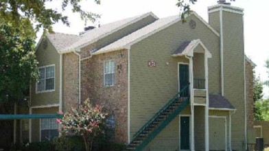 Oaks on the Ridge in Irving, TX - Building Photo - Building Photo