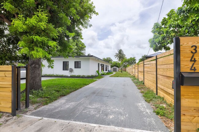 344 SE 4th Ave in Delray Beach, FL - Building Photo - Building Photo