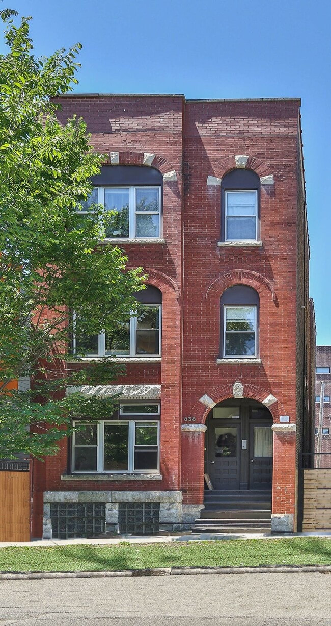 property at 838 N Hoyne Ave