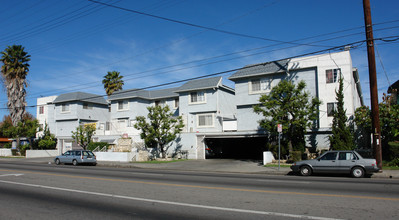 Santa Cruz Apartments in Van Nuys, CA - Building Photo - Building Photo