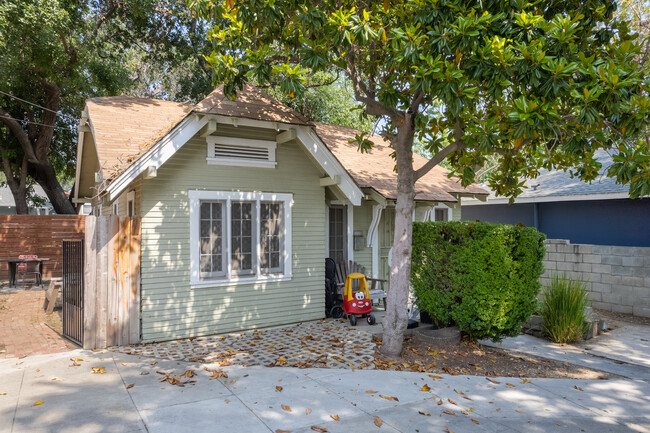 2076 Lake Ave in Altadena, CA - Building Photo - Building Photo