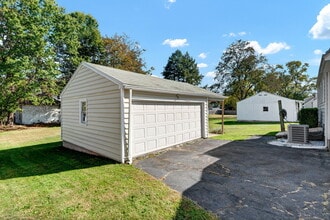 11 Fern St in Windsor Locks, CT - Building Photo - Building Photo