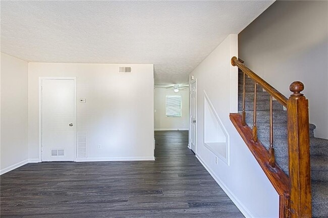 5740 Old Gordon Rd in Mableton, GA - Building Photo - Building Photo