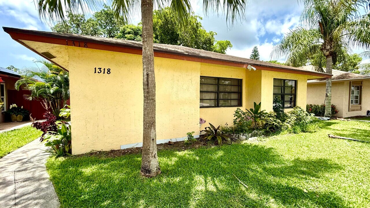 1318 Summit Run Cir in West Palm Beach, FL - Building Photo