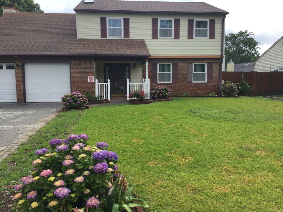 1044 Chatmoss Dr in Virginia Beach, VA - Building Photo