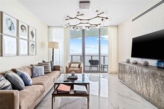 15701 Collins Ave in North Miami Beach, FL - Building Photo - Building Photo