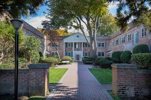 43 N Forest Ave in Rockville Centre, NY - Building Photo