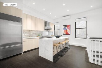 105 Manhattan Ave in New York, NY - Building Photo - Building Photo