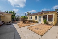 5627 Camellia Ave in North Hollywood, CA - Foto de edificio - Building Photo