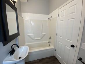 44 N Main St, Unit APT A in Deerfield, WI - Foto de edificio - Building Photo