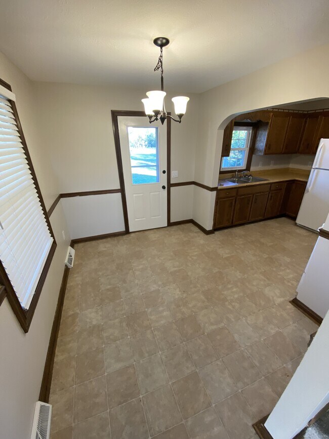 355 S Greensburg St in Hodgenville, KY - Building Photo - Building Photo