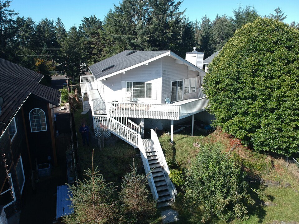 634 Mt Olympus Ave SE in Ocean Shores, WA - Building Photo