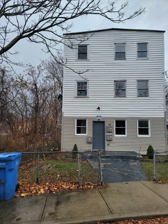 33 Violet St in Waterbury, CT - Building Photo