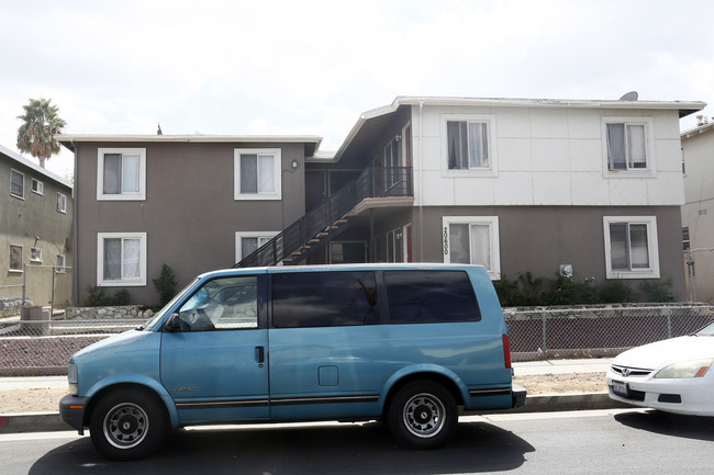 20600 Hartland St in Winnetka, CA - Foto de edificio - Building Photo