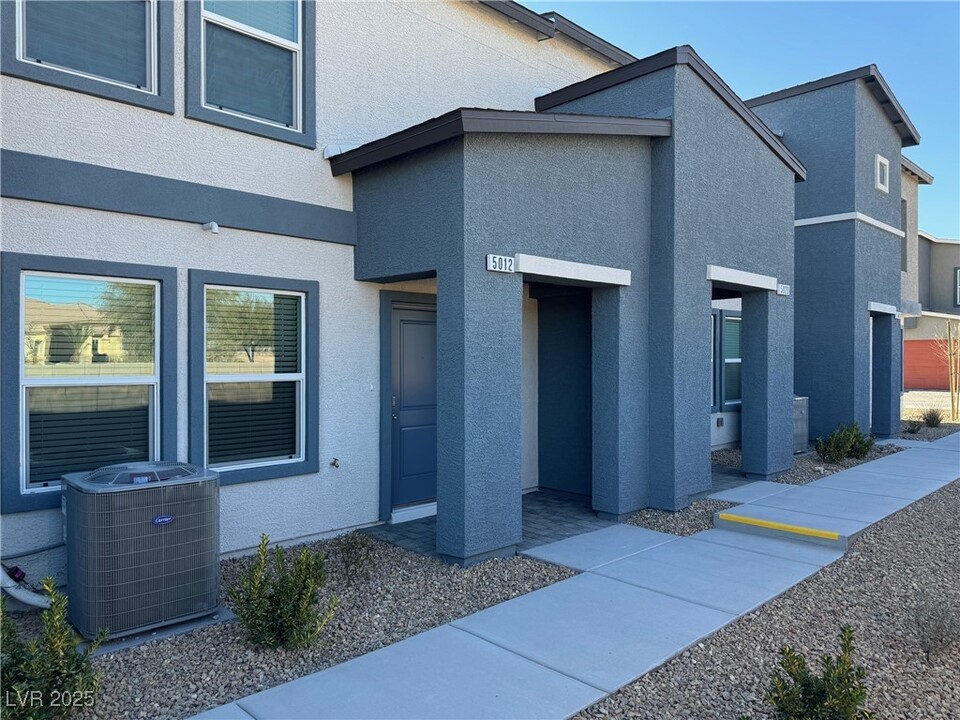 5012 Chapin Mesa Ave in Enterprise, NV - Foto de edificio