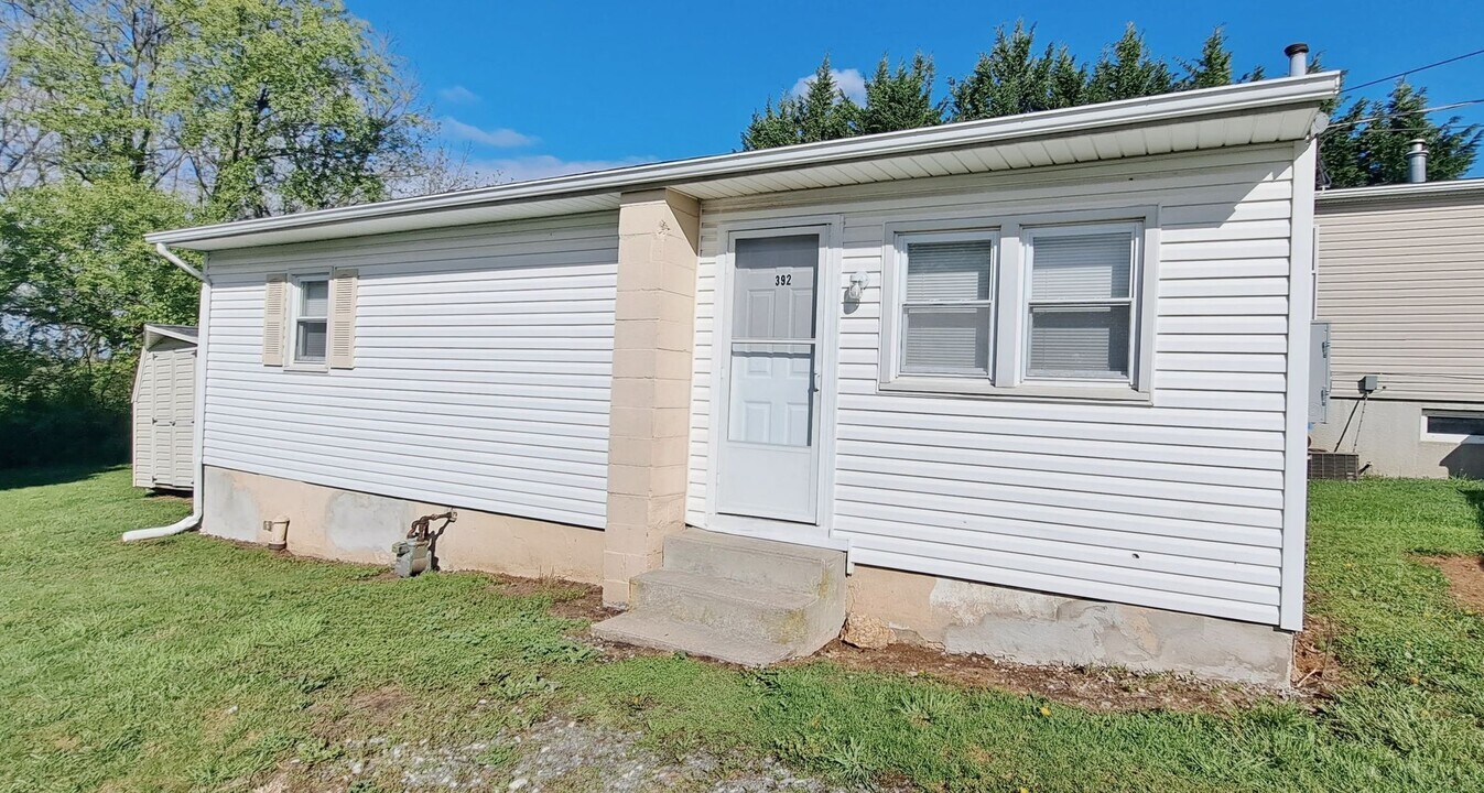 390-392 W Cherry Ln in Dallastown, PA - Building Photo