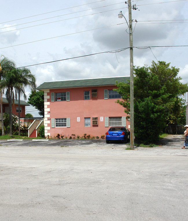 2211 NW 64th Ave in Fort Lauderdale, FL - Building Photo - Building Photo