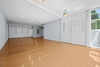 289 S Barrington Ave, Unit A107 in Los Angeles, CA - Building Photo - Building Photo