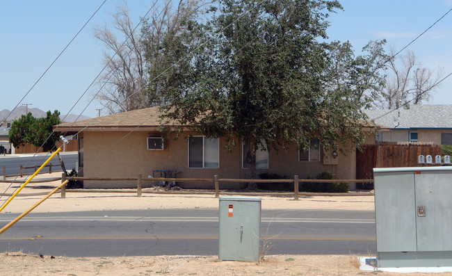 12913 Navajo Rd in Apple Valley, CA - Building Photo - Building Photo