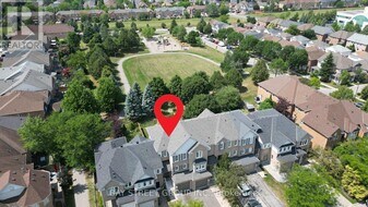 12 Stiles Ave in Aurora, ON - Building Photo