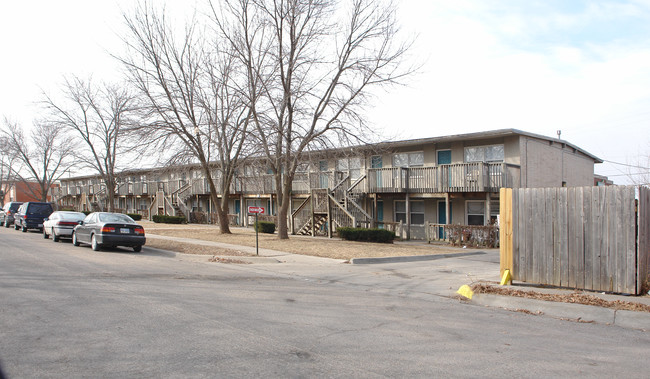 Red Hawk Apartments in Lawrence, KS - Foto de edificio - Building Photo