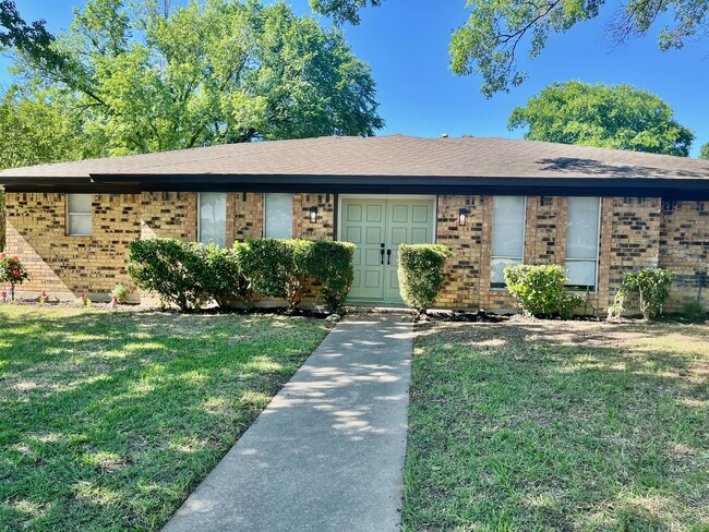 property at 1105 Briarbrook Dr