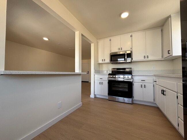 6079 La Prada St in Los Angeles, CA - Foto de edificio - Building Photo