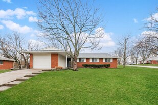 403 Brownstone Dr in Englewood, OH - Building Photo