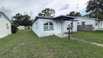2410 38th Ave N in St. Petersburg, FL - Building Photo