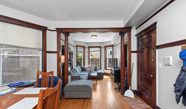 3350 N Sheffield Ave, Unit 2 in Chicago, IL - Foto de edificio - Building Photo