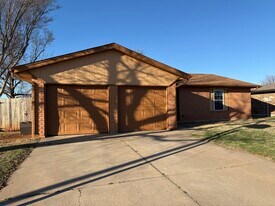 309 W Maple Branch Way in Mustang, OK - Building Photo