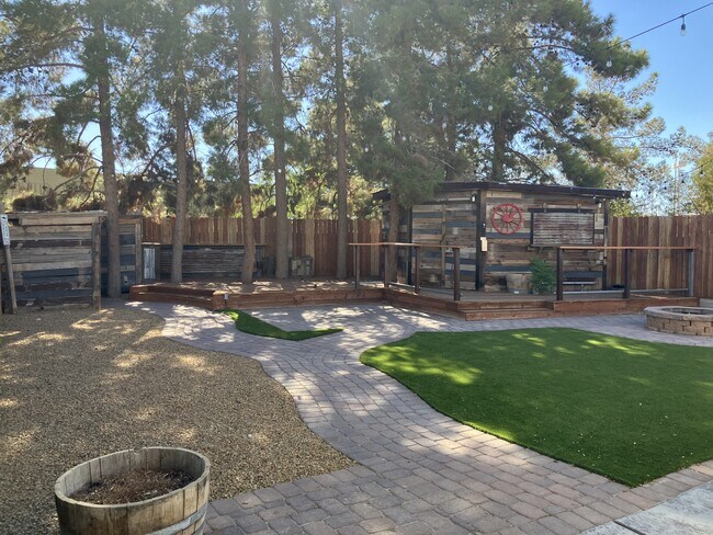 5301 Standing Rock Pl in Las Vegas, NV - Building Photo - Building Photo