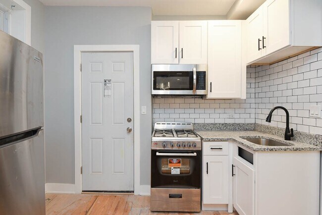 1624 W Beach Ave, Unit 1 in Chicago, IL - Foto de edificio - Building Photo