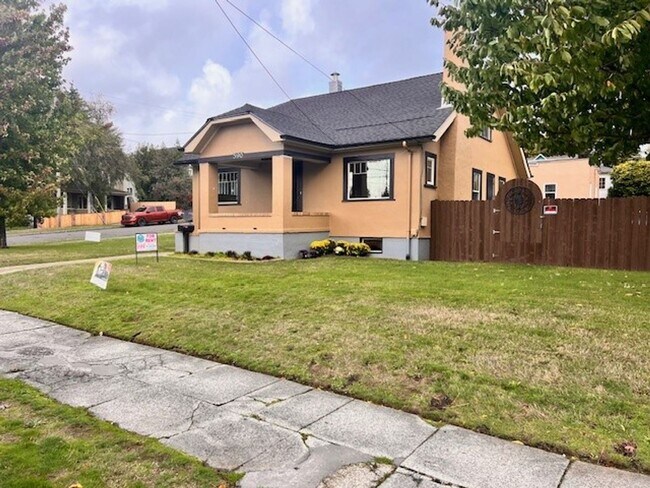 590 Johnson Ave in Coos Bay, OR - Building Photo - Building Photo