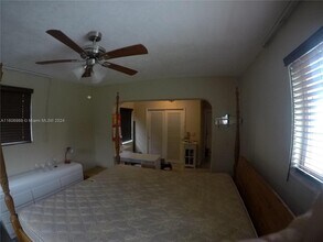1698 NE 182nd St in North Miami Beach, FL - Building Photo - Building Photo