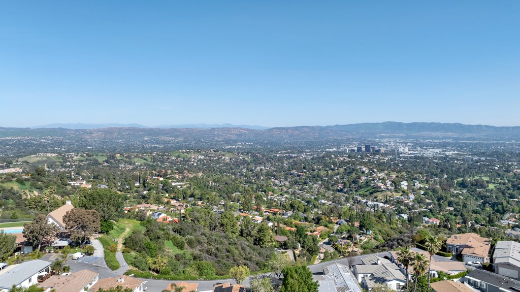 171 Comanche in Topanga, CA - Building Photo