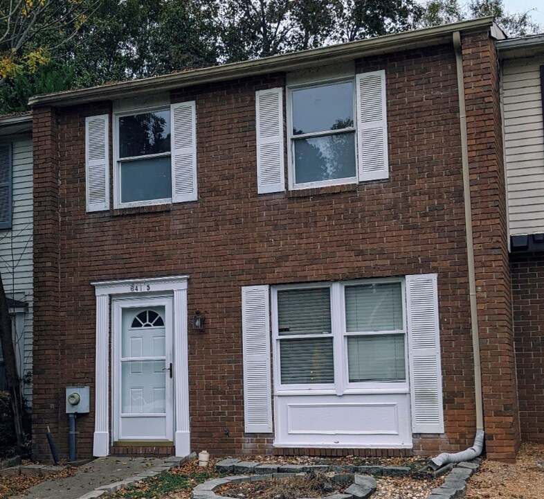 6415 Meadow Rue Dr in Peachtree Corners, GA - Foto de edificio