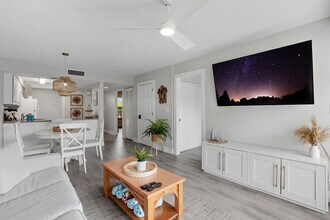 600 Neapolitan Way in Naples, FL - Foto de edificio - Building Photo