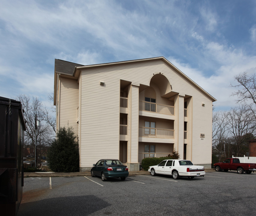 241 16th Ave NE in Hickory, NC - Building Photo