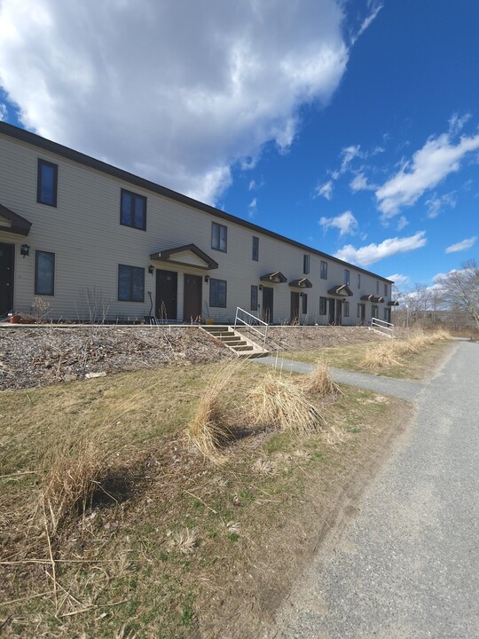 3 Brook Front Ln in Pomfret, CT - Foto de edificio
