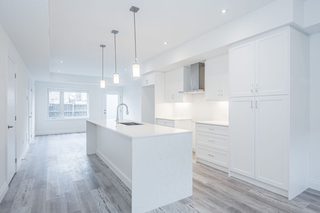 16 Lily Ln in Guelph, ON - Building Photo