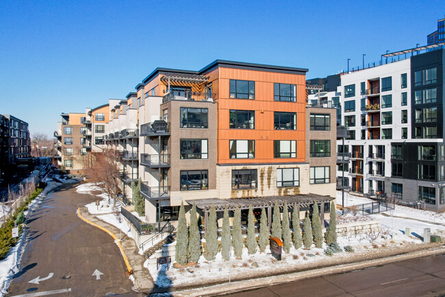 Loop Calhoun in Minneapolis, MN - Foto de edificio - Building Photo