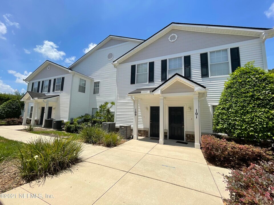 2200 Marsh Hawk Ln in Fleming Island, FL - Building Photo
