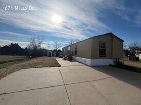 674 W Mills Dr in Towanda, KS - Building Photo