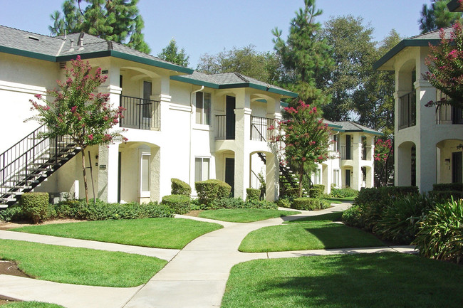 HYDE PARK in Fresno, CA - Building Photo - Building Photo