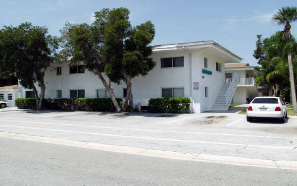 Mayfair in Cocoa Beach, FL - Foto de edificio