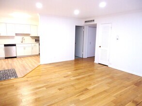 2818 Dundee Rd, Unit 11A in Northbrook, IL - Building Photo - Building Photo