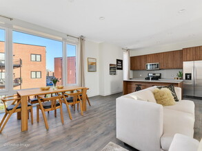 2122 N Nashville Ave in Chicago, IL - Foto de edificio - Building Photo
