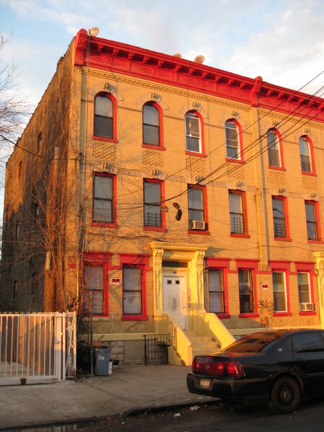 17-19 Hill St in Brooklyn, NY - Foto de edificio - Building Photo